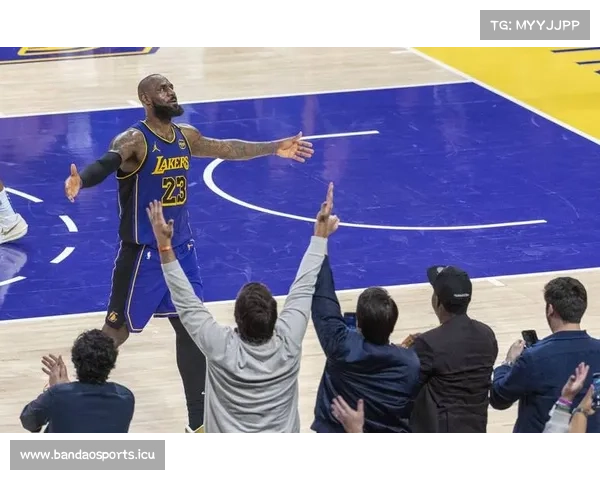 詹姆斯父子赛前花式上篮表演再现篮球场上的亲子默契与激情