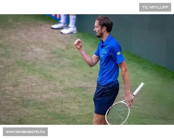 梅德韦杰夫苦战加时赛逆袭获胜 一分险胜展现顽强拼搏精神