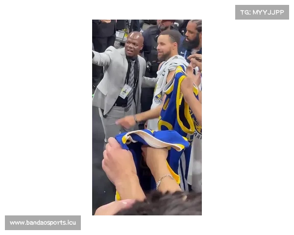 库里再次成为赛场英雄赛后举动感动无数球迷瞬间刷屏全网