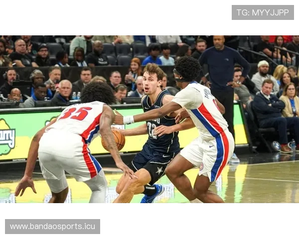 小瓦格纳拼劲十足砍26分8板4助高效罚球成比赛亮点全场焦点 小瓦格纳拼劲十足砍26分8板4助高效罚球成比赛亮点全场焦点