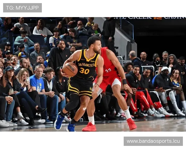 克莱水花再创纪录十载连刷两百三分壮举比肩库里缔造传奇篇章新篇 克莱水花再创纪录十载连刷两百三分壮举比肩库里缔造传奇篇章新篇