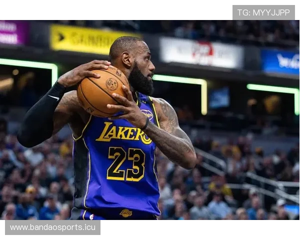 湖人关键时刻三分绝杀全场球迷欢呼声震天激动场面难以忘怀 湖人关键时刻三分绝杀全场球迷欢呼声震天激动场面难以忘怀