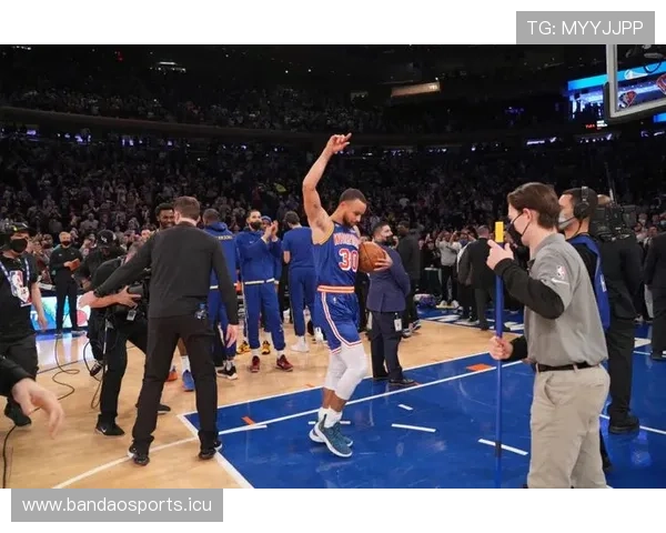 37岁19天库里单节15分5板5三分创NBA历史最老纪录 37岁19天库里单节15分5板5三分创NBA历史最老纪录