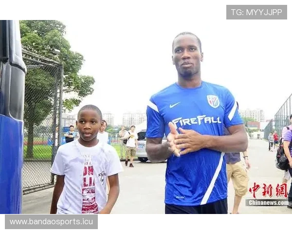 神秘转会费曝光引发球迷热议某社媒动态瞬间掀起全网大讨论狂潮声 神秘转会费曝光引发球迷热议某社媒动态瞬间掀起全网大讨论狂潮声